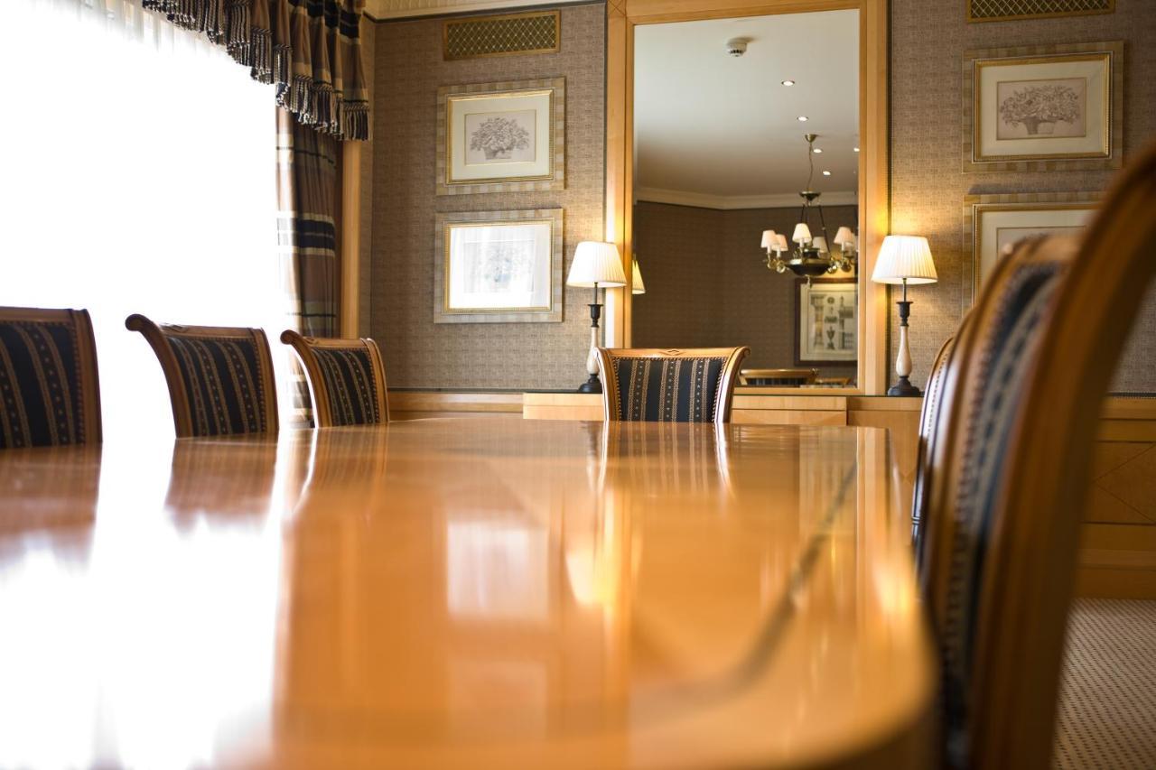 The Celtic Manor Resort Newport Kültér fotó The boardroom at the Royal Society