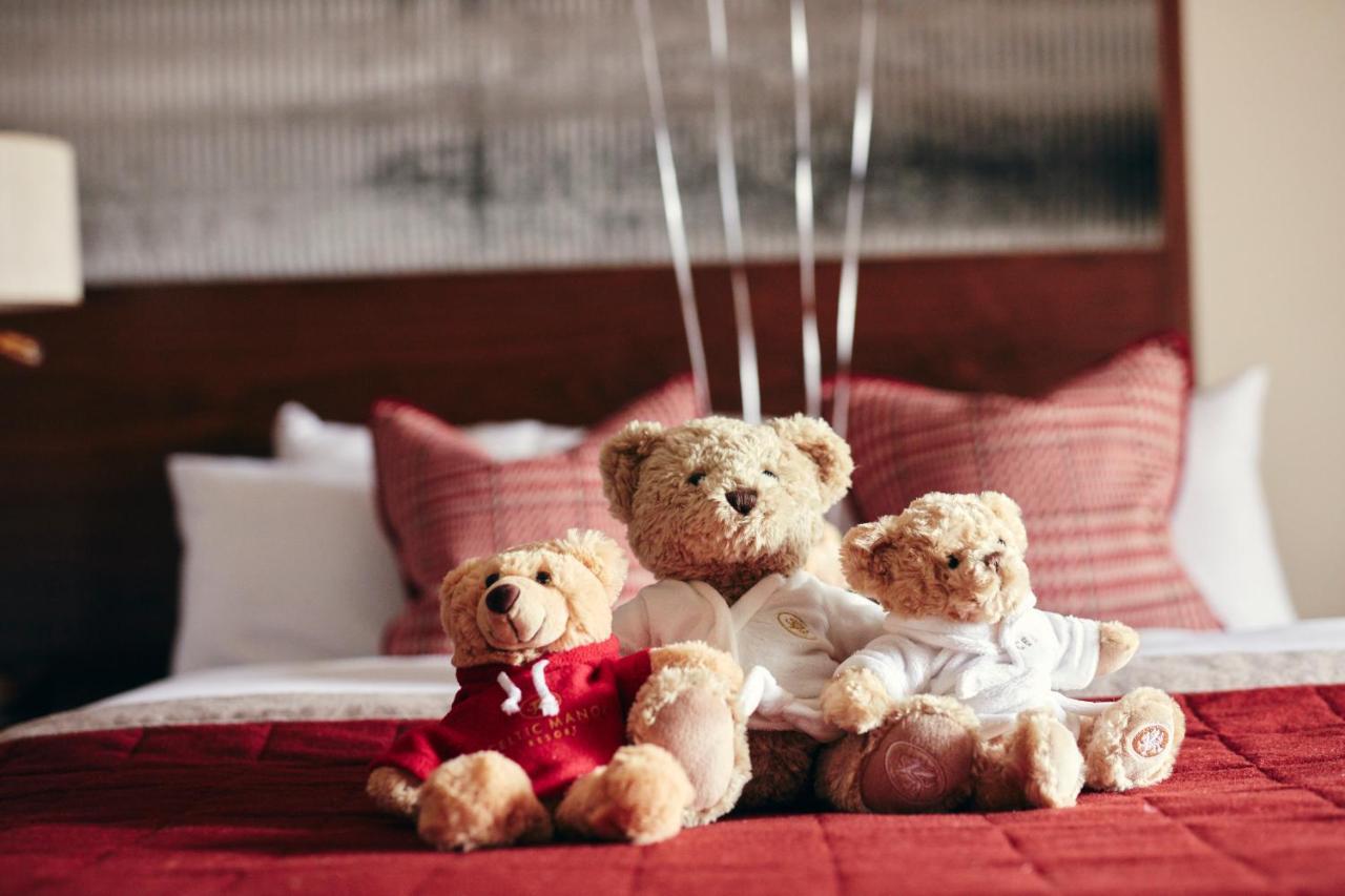 The Celtic Manor Resort Newport Kültér fotó Teddy bears on a bed
