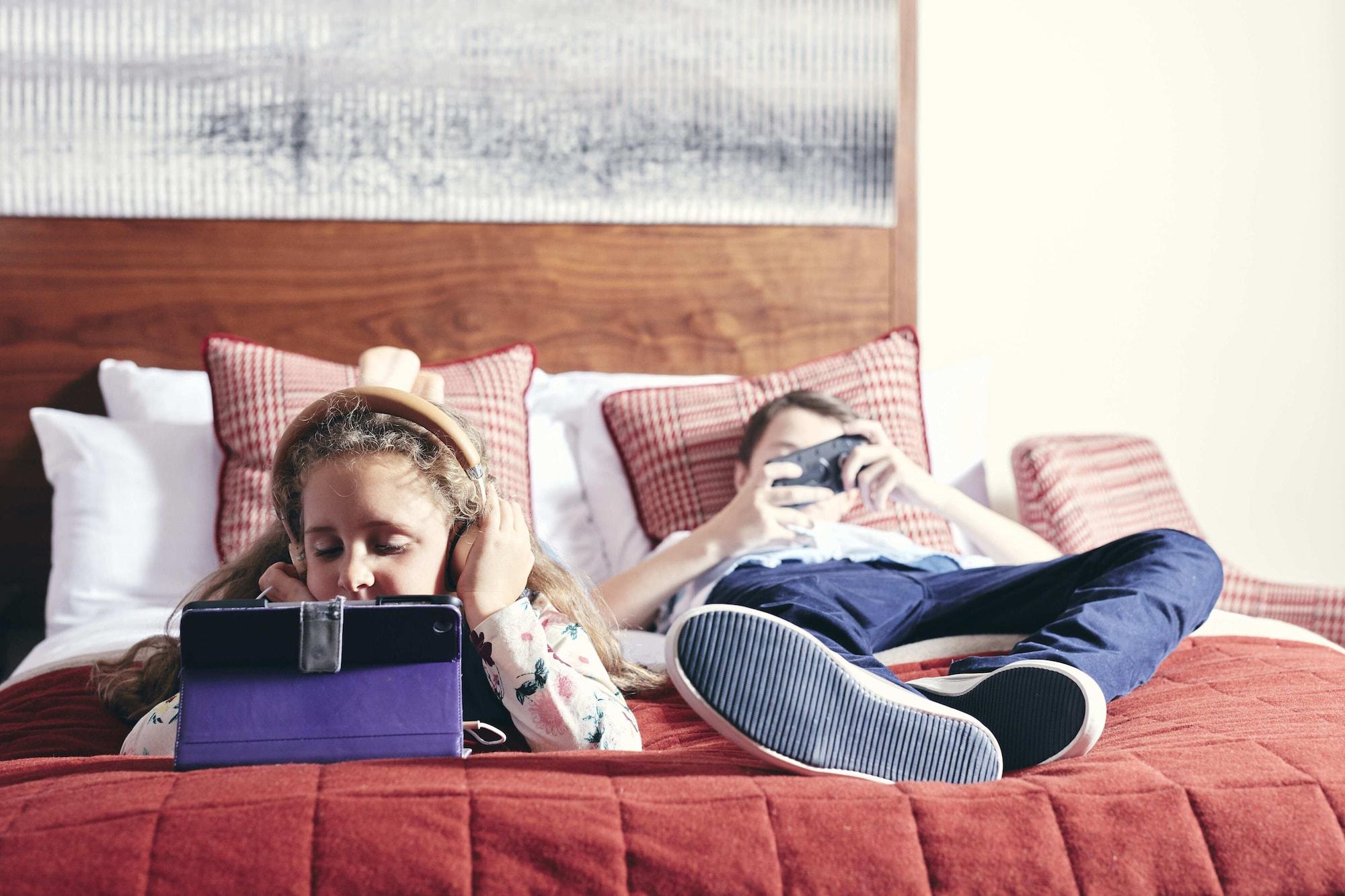 The Celtic Manor Resort Newport Kültér fotó Children using mobile devices