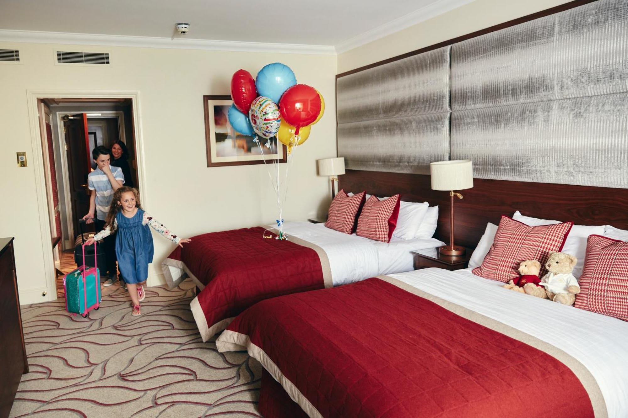 The Celtic Manor Resort Newport Kültér fotó Family room