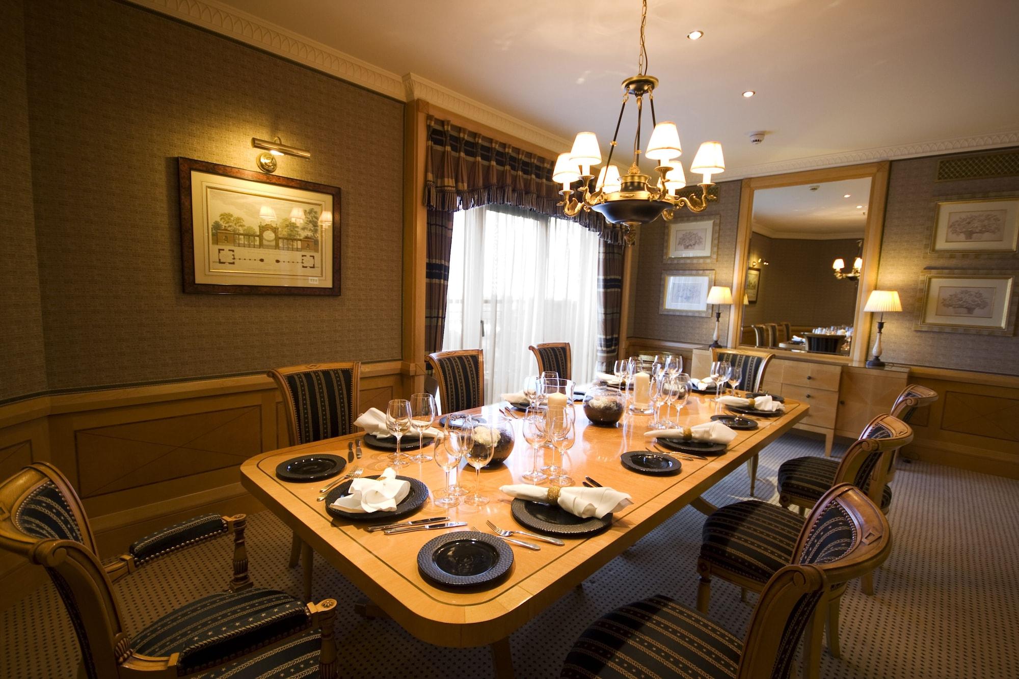 The Celtic Manor Resort Newport Kültér fotó The dining room at the hotel