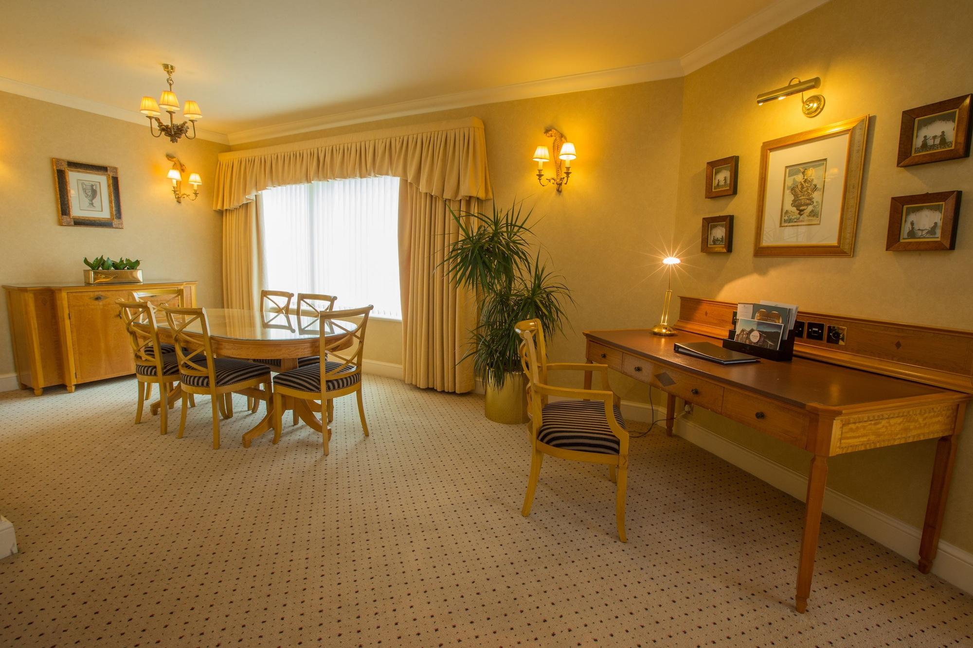 The Celtic Manor Resort Newport Kültér fotó A typical room at the hotel