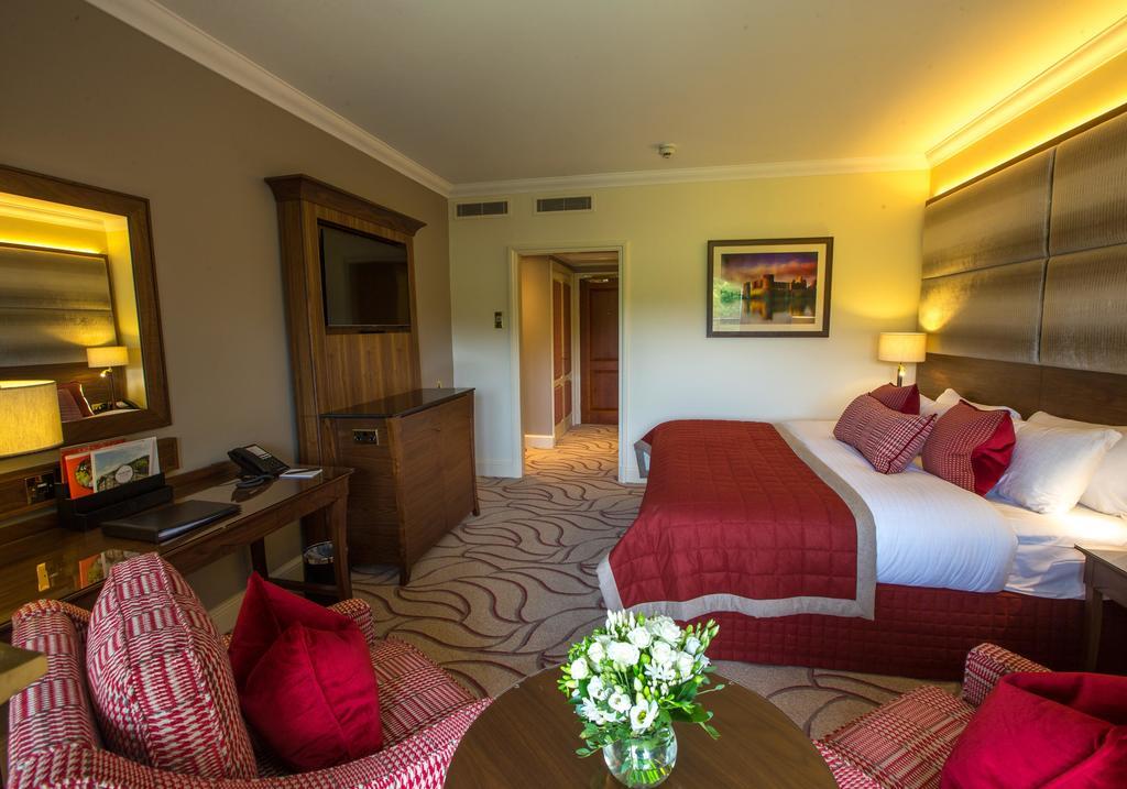 The Celtic Manor Resort Newport Kültér fotó A bedroom at the hotel