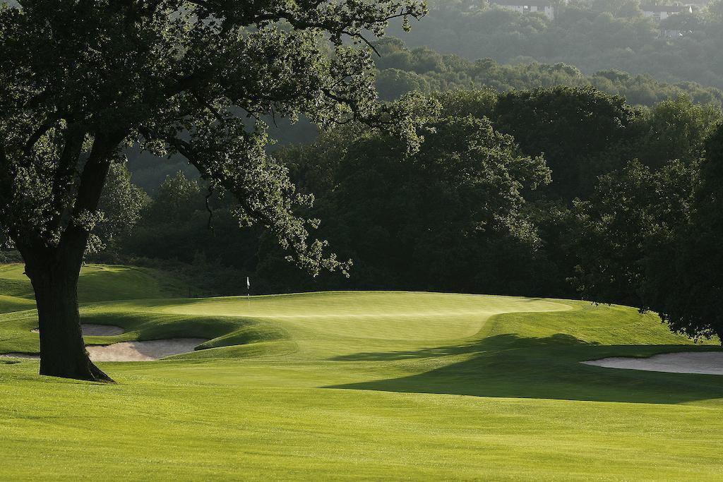 The Celtic Manor Resort Newport Kültér fotó The 18th green at The Country Club