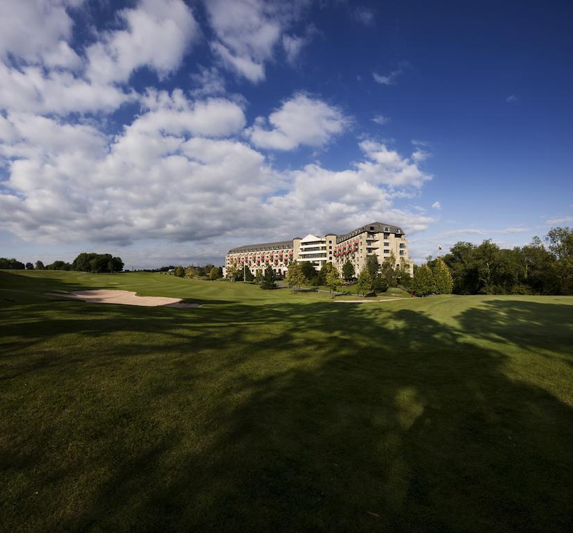 The Celtic Manor Resort Newport Kültér fotó The 18th green at The Heritage Golf Resort & Spa
